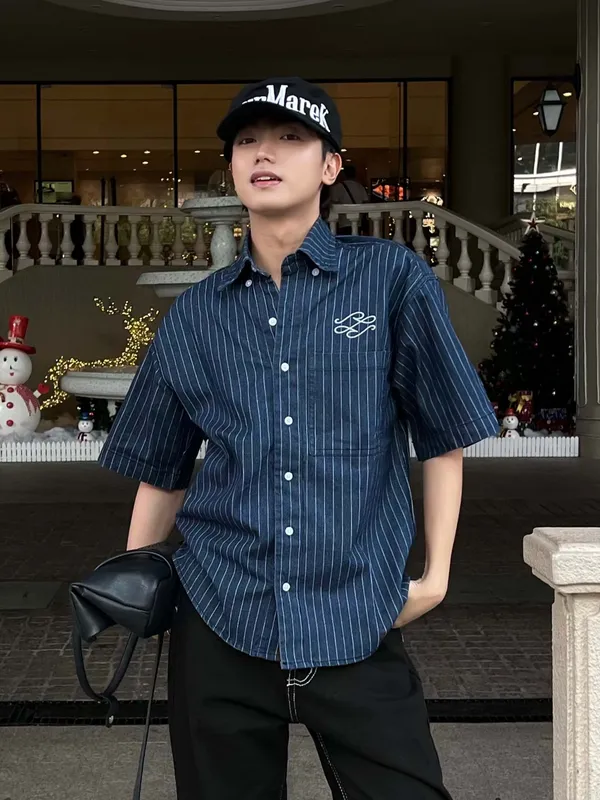 Người mẫu mặc áo sơ mi Osaka Basic sọc denim
