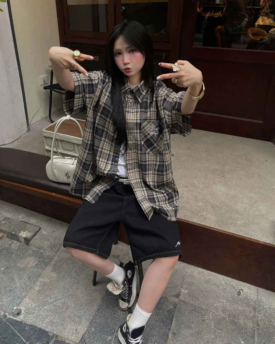 Người mẫu mặc áo sơ mi caro Favorite Chapter phong cách Urban Vintage Streetwear